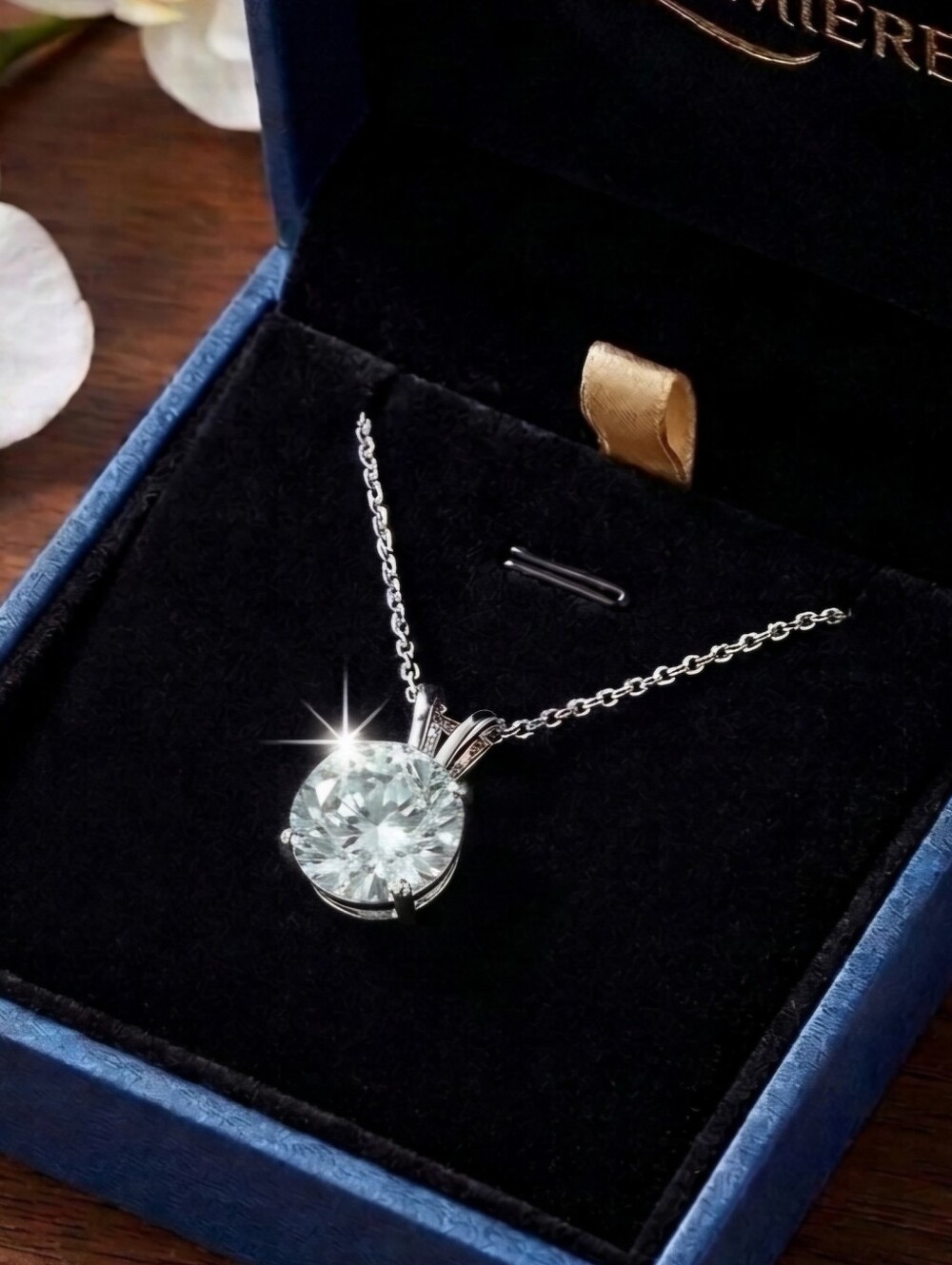 Silver Pendant Necklace with Sparkling Zirconia